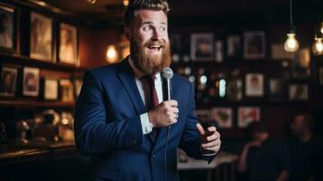 un hombre realiza en pub. Levántate club. karaoke a el bar. noche entretenimiento foto