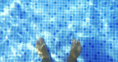 männlich Füße im klar Wasser von das Schwimmbad video