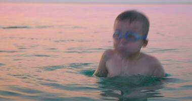 chico buceo y salpicaduras en mar agua video