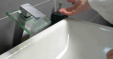 lavando mãos debaixo a moderno toque video