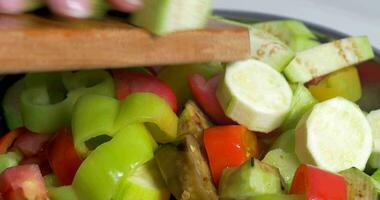 Hinzufügen Schnitt Gemüse im Salat video