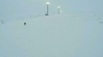 Skifahrer Kommen Nieder das Steigung video