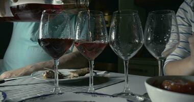 Mann Gießen rot Wein im vier Brille video