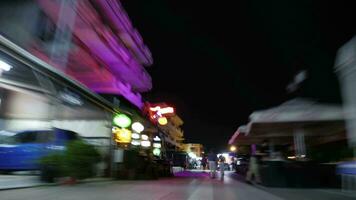 Hyperlapse von Menschen auf das Straßen im Nacht Resort Stadt video