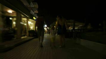 hyperlapse de famille en marchant dans nuit rue video