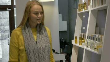 Mens en vrouw door de plank met parfumerie video