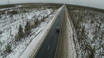 coche en el la carretera en invierno desde aire video