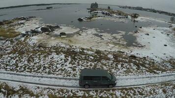 flygande över bil körning förbi de waterside i vinter- video