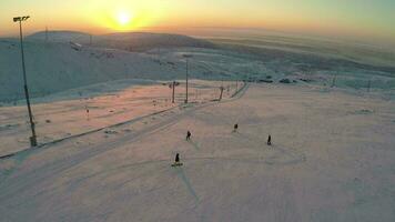 ski et planche a neige sur une pente video