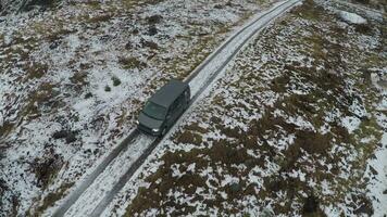 auto in de bevroren besneeuwd platteland video
