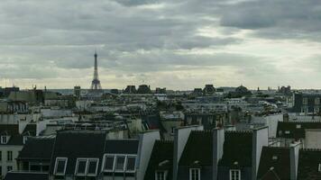 lasso di tempo di noioso nuvoloso giorno al di sopra di Parigi video