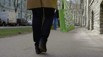 kvinna gående i de stad och bärande handla väska video