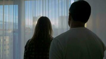 couple câlins par le fenêtre video