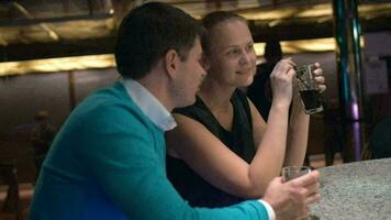 Jeune couple relaxant dans bar et ayant les boissons video