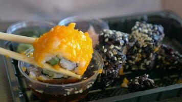 äter sushi rullar med soja sås video