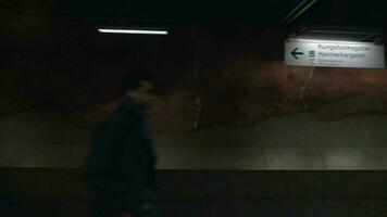Visão para a metrô estação a partir de comovente metro trem video