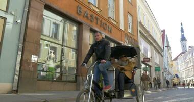 cykel taxi ridning i tallinn video