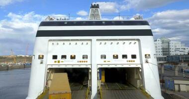 camion embarquement le traversier bateau video