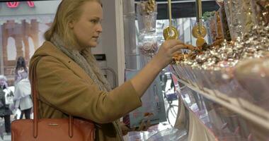 femme dans bonbons magasin video