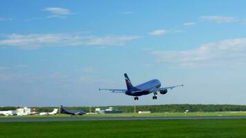 Flugzeug fliegen oben Über ausziehen, starten, abheben, losfahren Runway video