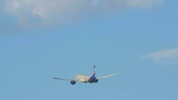 chorro avión volador en azul cielo video