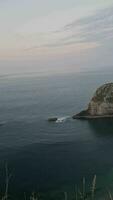 maggior parte bellissimo alto angolo Visualizza di Britannico paesaggio e mare Visualizza di durdle porta spiaggia di Inghilterra grande Gran Bretagna, UK. Immagine era catturato con di droni telecamera su settembre 9, 2023 video