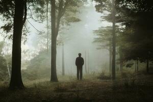 silueta de solitario hombre en bosque. ai generado foto