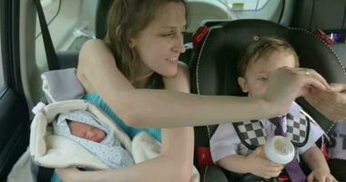 moeder op reis met kinderen in de auto video