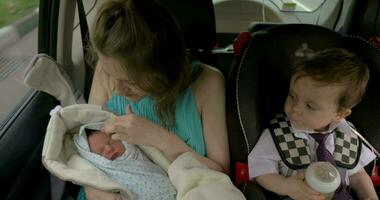 mãe e dois crianças dentro carro video