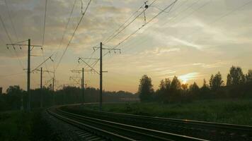 pasajero tren en rural zona a puesta de sol video