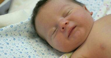 recién nacido bebé despertando desde el sueño video