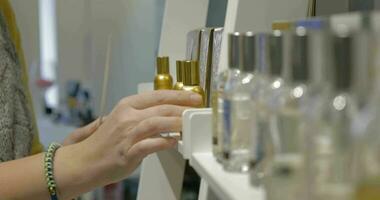 mujer pruebas perfume con un papel ensayador video