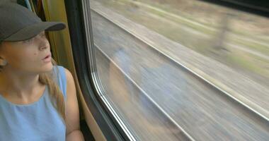 joven niña yendo por tren y tomando imágenes video