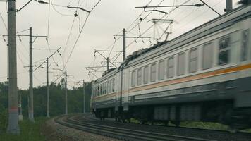 suburbano tren Moviente a lo largo el ferrocarril video