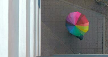 pedestre torções colori guarda-chuva video