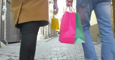 mensen wandelen in Tallinn met boodschappen doen Tassen video