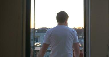 romantique couple sur le balcon Regardez à le ville à le coucher du soleil video