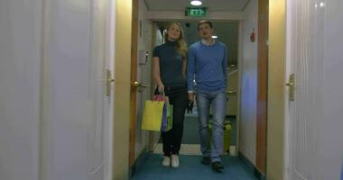 Jeune couple en mouvement dans Hôtel pièce video