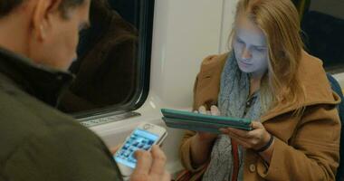 vrouw in metro trein typen in tablet video