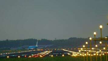 amsterdam, das Niederlande Juli 28, 2017 - - klm Stadthüpfer Umarmung 175 rollen nach Landung auf Runway 18r Polderbaan beim Morgen. Schiffshol Flughafen, amsterdam, Holland video