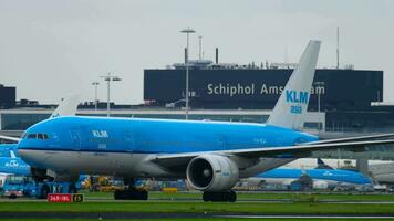 amsterdam, países bajos, 25 de julio de 2017 - klm royal dutch airlines boeing 777 ph bqf towing to service, aeropuerto shiphol, amsterdam, holanda video