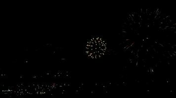 fuegos artificiales que destellan en el cielo de la tarde. video