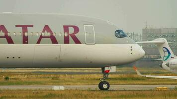 frankfurt am main, duitsland 19 juli 2017 - qatar airways airbus 350 draait om te starten voor vertrek op baan 18. fraport, frankfurt, duitsland video