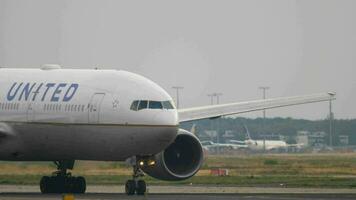 francfort-sur-le-main, allemagne 19 juillet 2017 - united airlines boeing 777 tourner pour démarrer avant le départ. Fraport, Francfort, Allemagne video