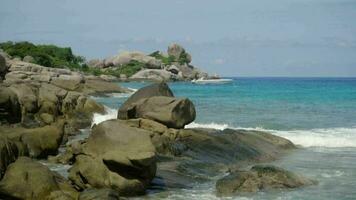vagues turquoise roulées sur les rochers, plage de l'île de koh miang, îles similan video