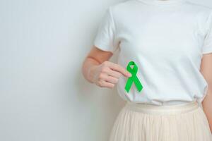 mujer teniendo hígado dolor con verde cinta. hígado cáncer octubre conciencia mes, tumor, ictericia, virus hepatitis, cirrosis, falla, engrandecido, hepático encefalopatía, y salud concepto foto