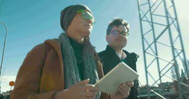 ciudad caminar con almohadilla en contra brillante Brillo Solar video