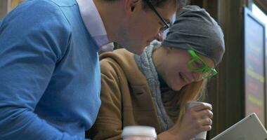 sorridente adulto casal sentado dentro rua cafeteria video