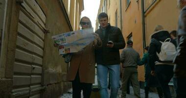 touristes en marchant autour le ville en portant une carte video