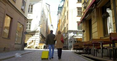 två turister gående i stockholm video